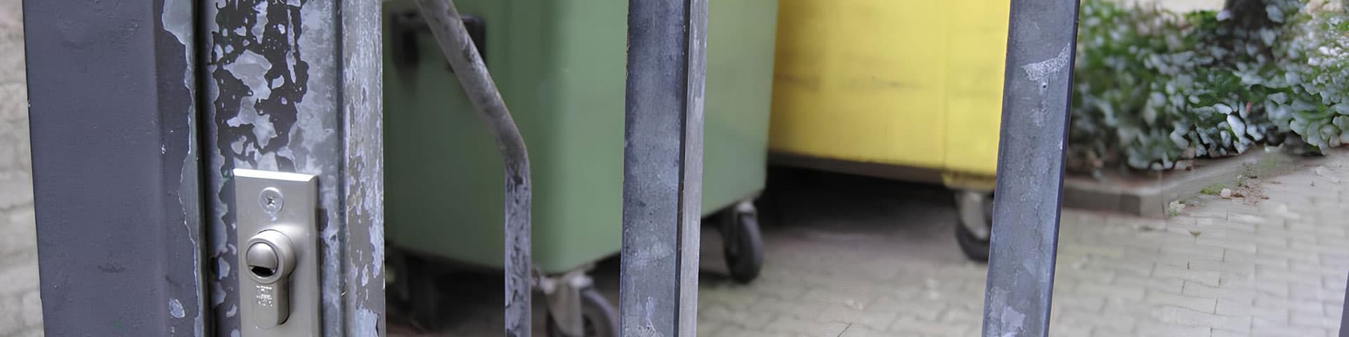Schließsystem montiert an einem Tor