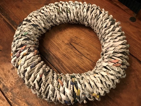Weihnachtskranz aus altem Zeitungspapier